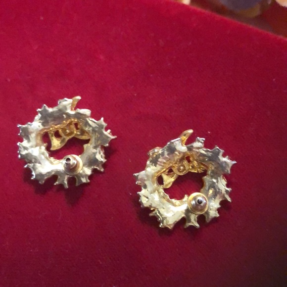 Vintage Christmas pin bundle and wreath post earring set. - Picture 8 of 9